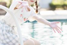 俏皮可爱少女T恤短裙性感写真图片-妹子图