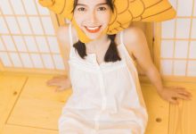 酥胸吊带美女性感诱人写真图片-妹子图