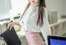 香草喵露露  忙露的职场 粉白裙子[40P+1V-1.32GB]-妹子图