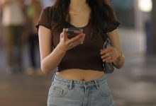 都市丽人玩手机的热裤美女【88P+2V-1.48G】-妹子图