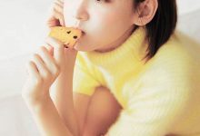 短发轻熟少女性感美腿卧室写真图片-妹子图