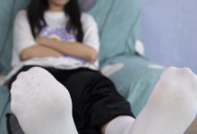 南国足艺视频 NO.032 脚气美女小怡夹着几天没换袜子摆弄，味道真浓[93P-1V-2.09G]-妹子图