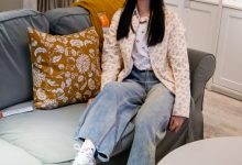 足愉心 NO.012 奶芙（搭配：碎花衬衫、牛仔长裤、运动鞋、白色棉袜、裸足）[110P+2V／14.5GB]-妹子图