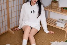 足愉心 NO.022 可乐（搭配：白色卫衣、黑色打底裤、运动鞋、肉丝色袜、白色长筒棉袜）[110P+2V／13.5GB]-妹子图