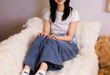 足愉心 NO.027 奶芙（搭配：白色T恤、牛仔长裤、德训鞋、白色棉袜、裸足）[110P+2V／19.4GB]-妹子图