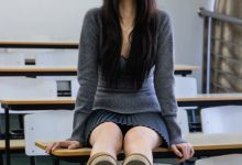 足愉心 NO.042 萱萱（搭配：灰色毛衫、黑色短裙、松糕鞋、白色棉袜、裸足）[110P+2V／10.5GB]-妹子图