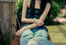 足愉心 NO.049 小瑶（搭配：蓝色格子吊带、牛仔长裤、白棉袜、洞洞鞋、裸足）[120P+2V／10.7GB]-妹子图